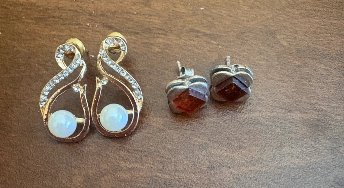 13 pairs of Earrings with Heart shaped box (New) (Free) - photo 5
