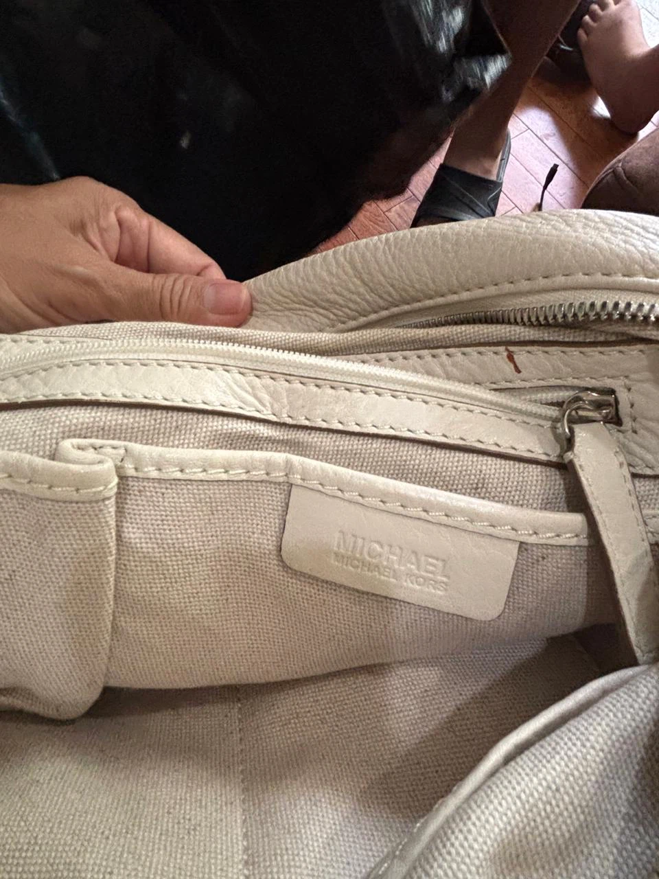 Michael Kors Cream Leather Shoulder Bag - photo 2