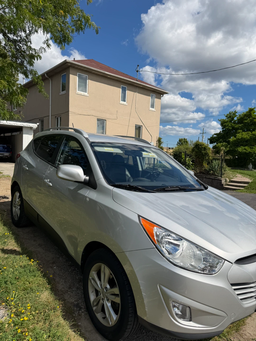Silver Hyundai Tucson - photo 2