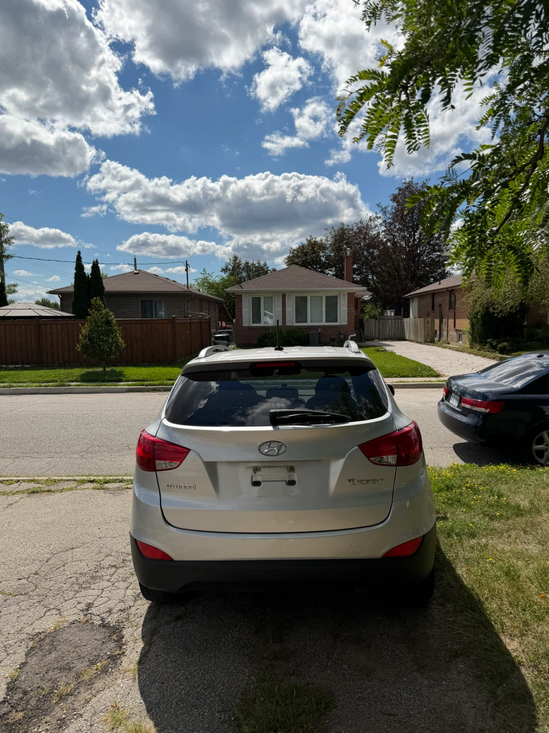 Silver Hyundai Tucson - photo 3