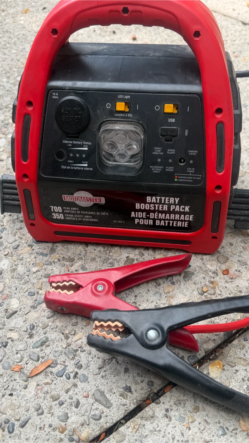 Motomaster Battery Booster Pack 700 Peak Amps