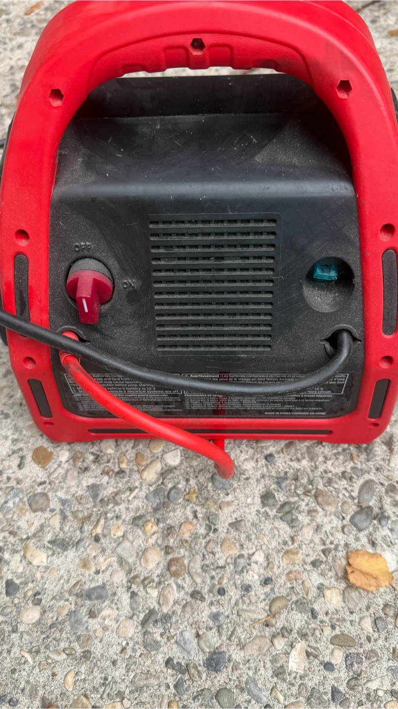 Motomaster Battery Booster Pack 700 Peak Amps - photo 2