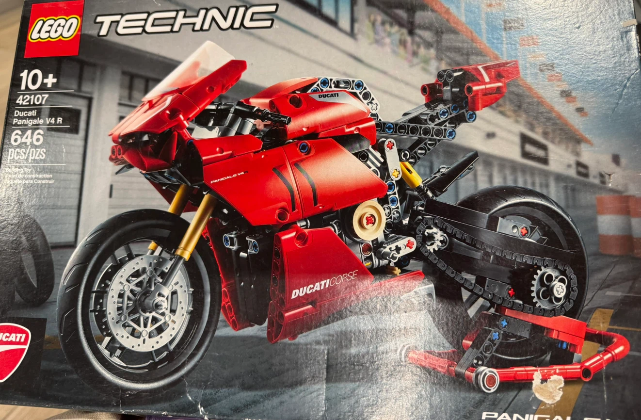 LEGO Technic Ducati Panigale V4 R (42107)
