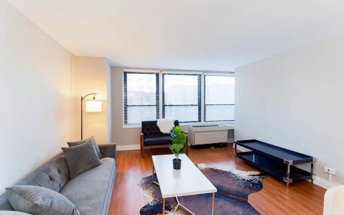 Spacious 2BD/1BATH unit with lakeview rooftop and deck.