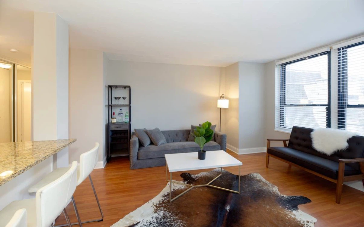 Spacious 2BD/1BATH unit with lakeview rooftop and deck. - photo 2