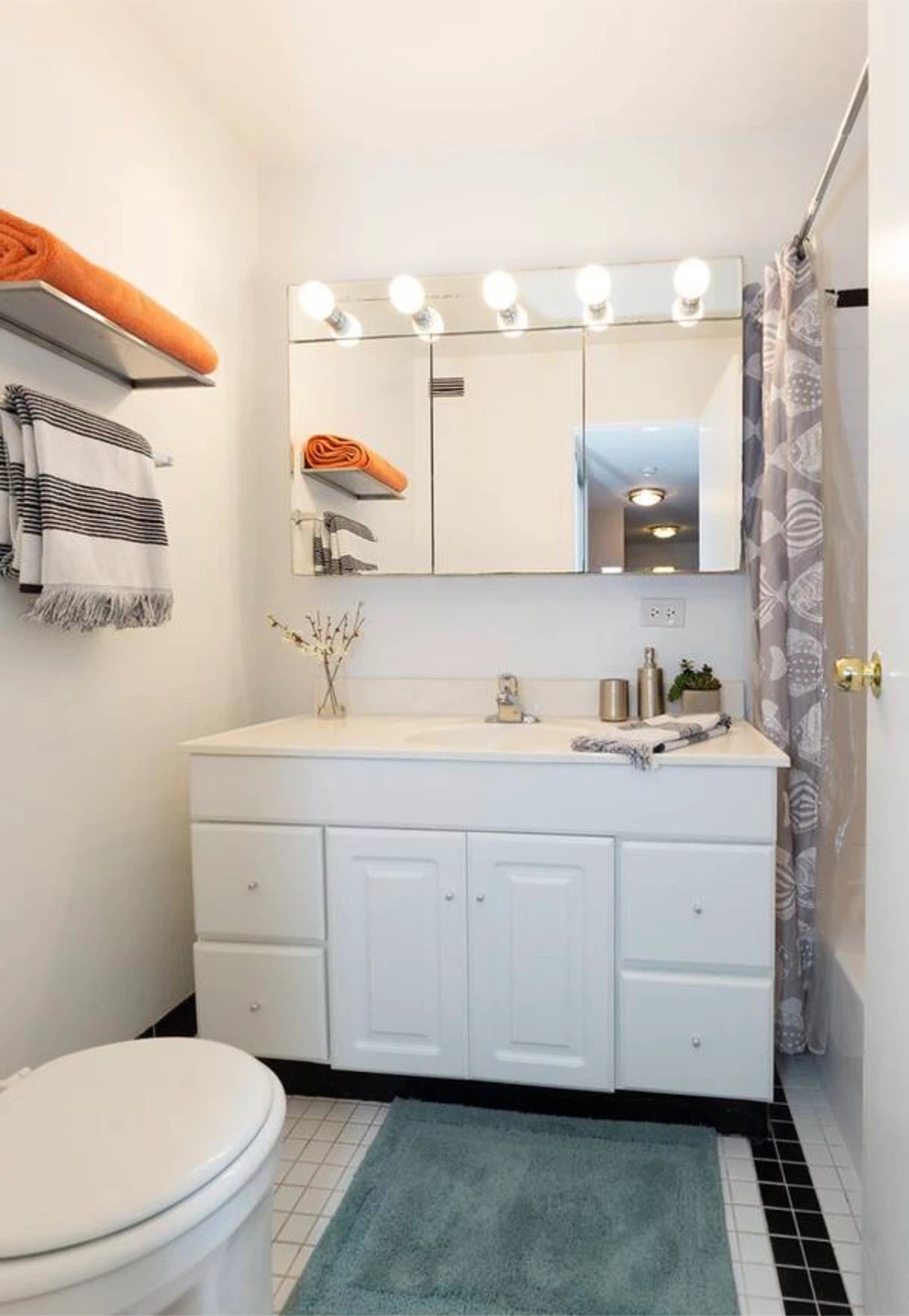 Spacious 2BD/1BATH unit with lakeview rooftop and deck. - photo 4