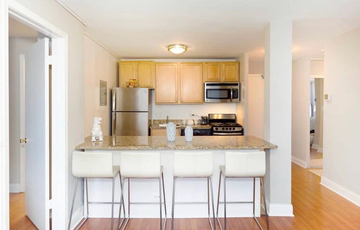 Spacious 2BD/1BATH unit with lakeview rooftop and deck. - photo 5