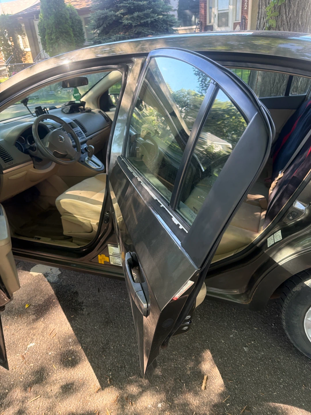 Grey Nissan Sentra sedan - photo 4