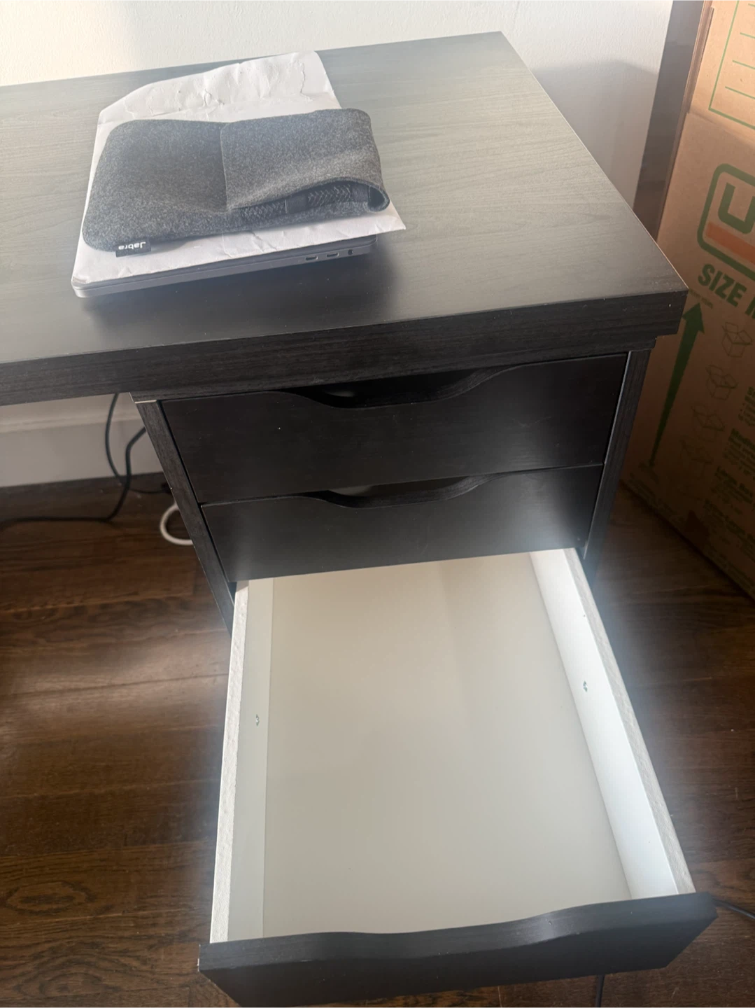 Desk - photo 2