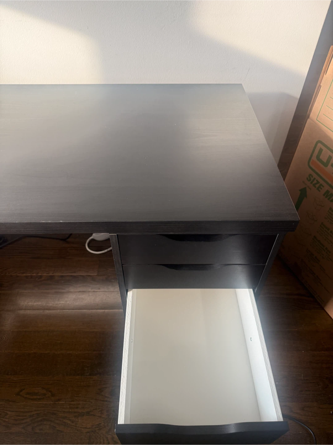 Desk - photo 3