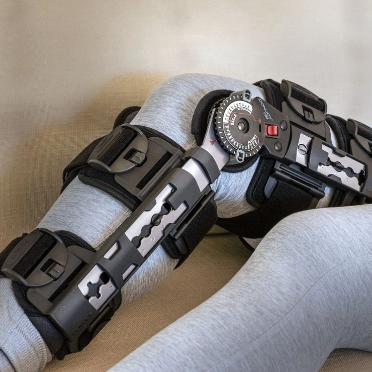 Donjoy X-Act ROM Hinged Post-Op Knee Brace - photo 2