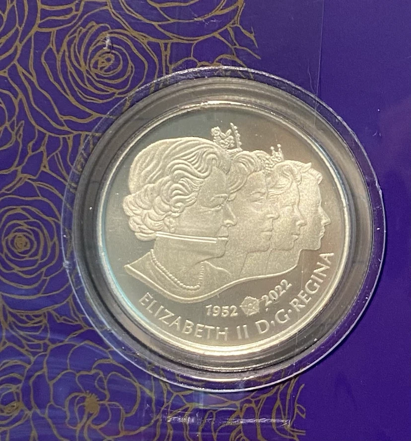 Royal Canadian Mint Queen Elizabeth II Tribute Coin 1952-2022 - photo 4