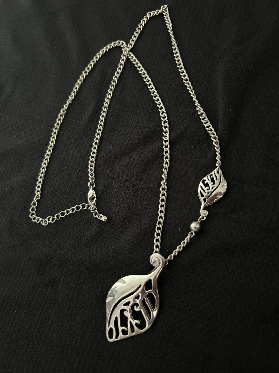 Silver tone leaf pendant necklace