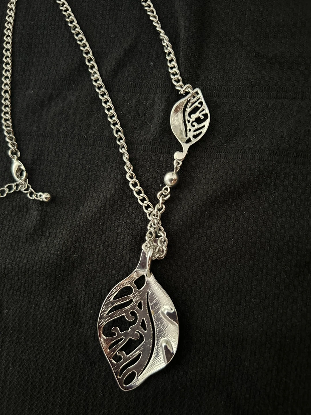 Silver tone leaf pendant necklace - photo 2
