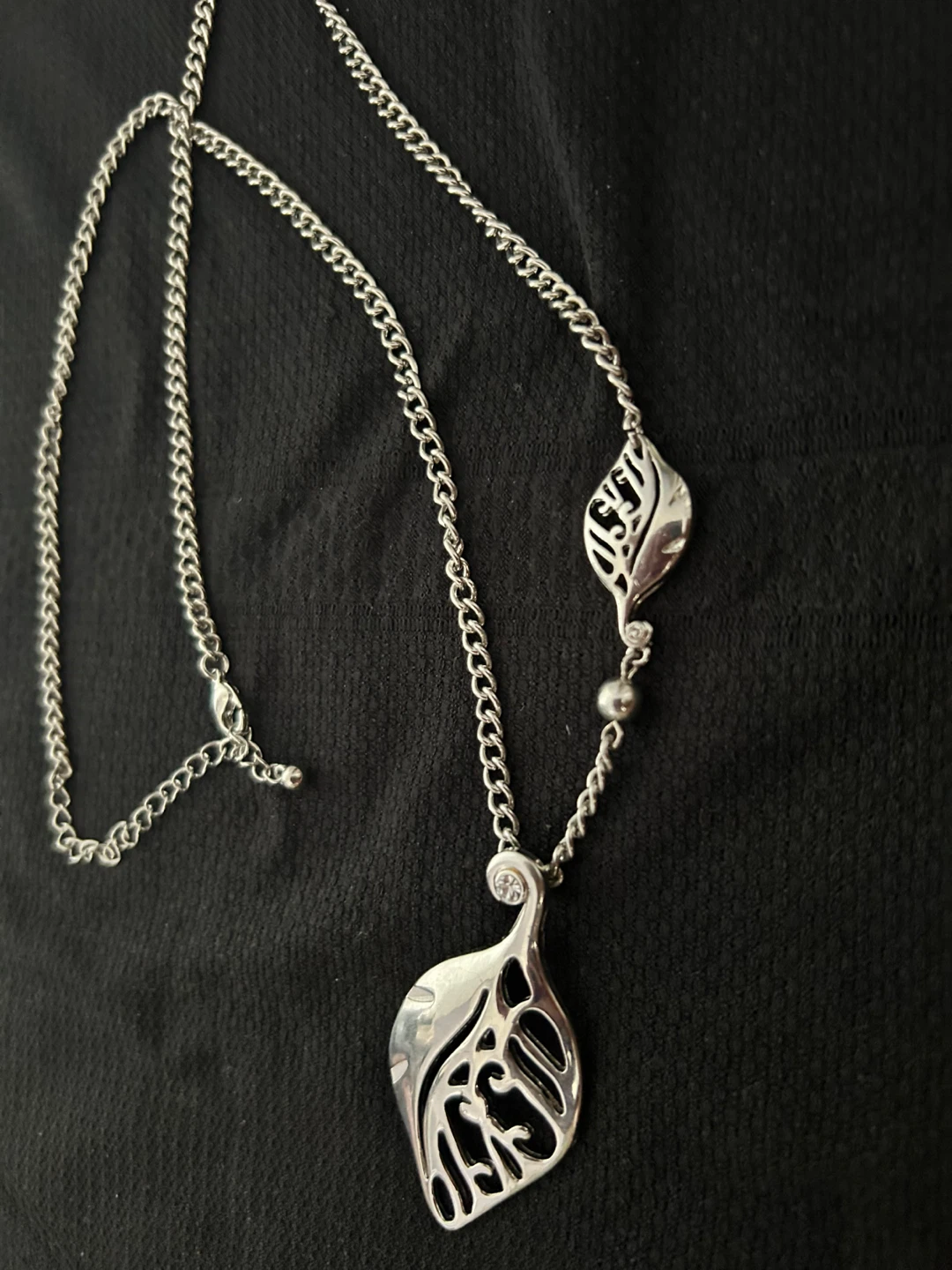 Silver tone leaf pendant necklace - photo 3