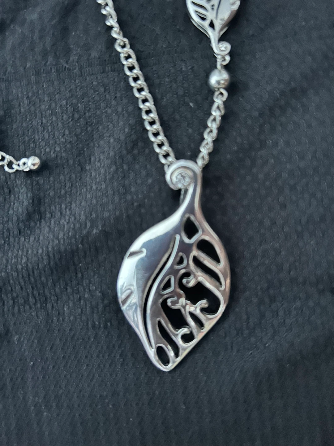 Silver tone leaf pendant necklace - photo 4