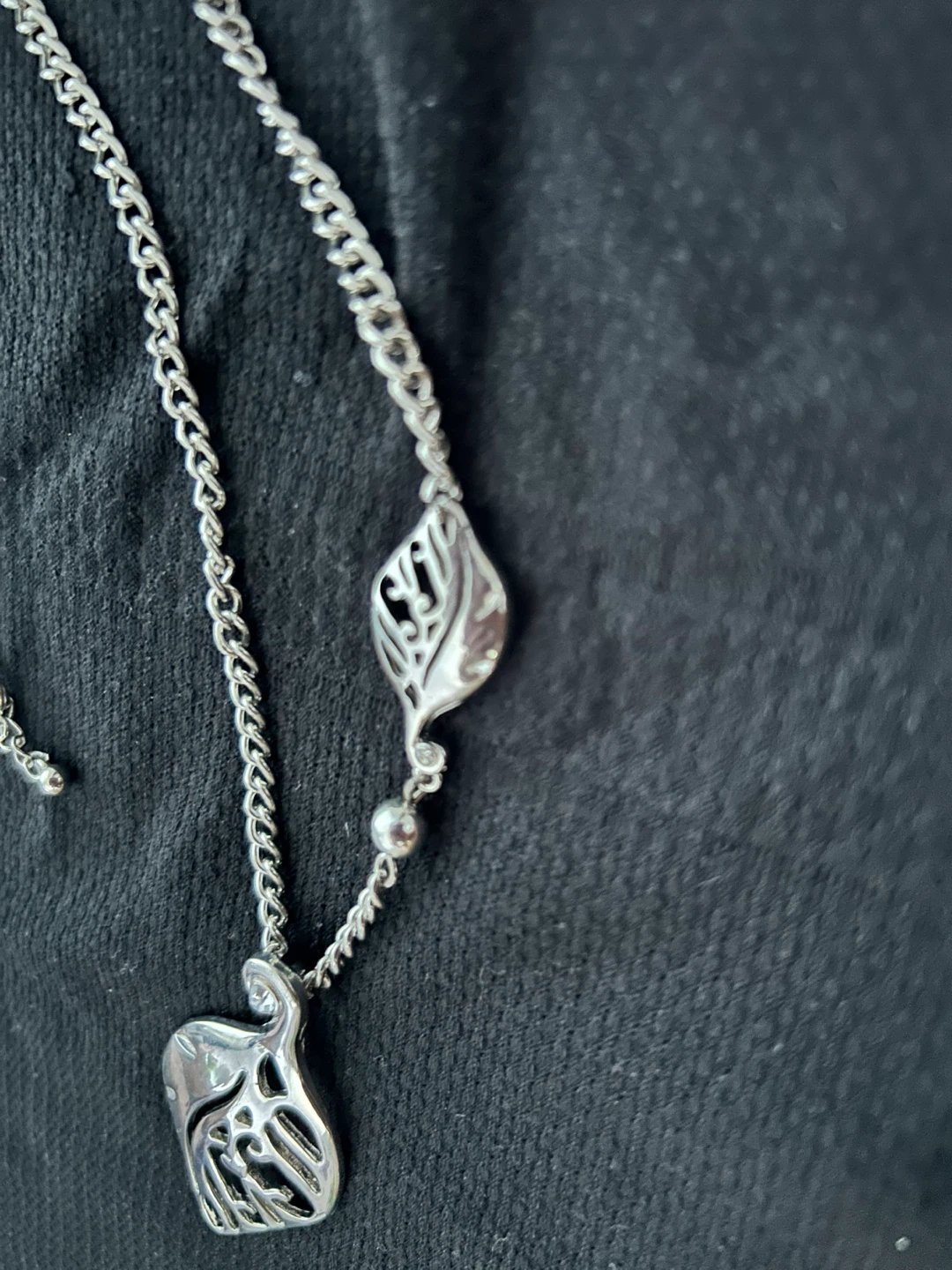 Silver tone leaf pendant necklace - photo 5