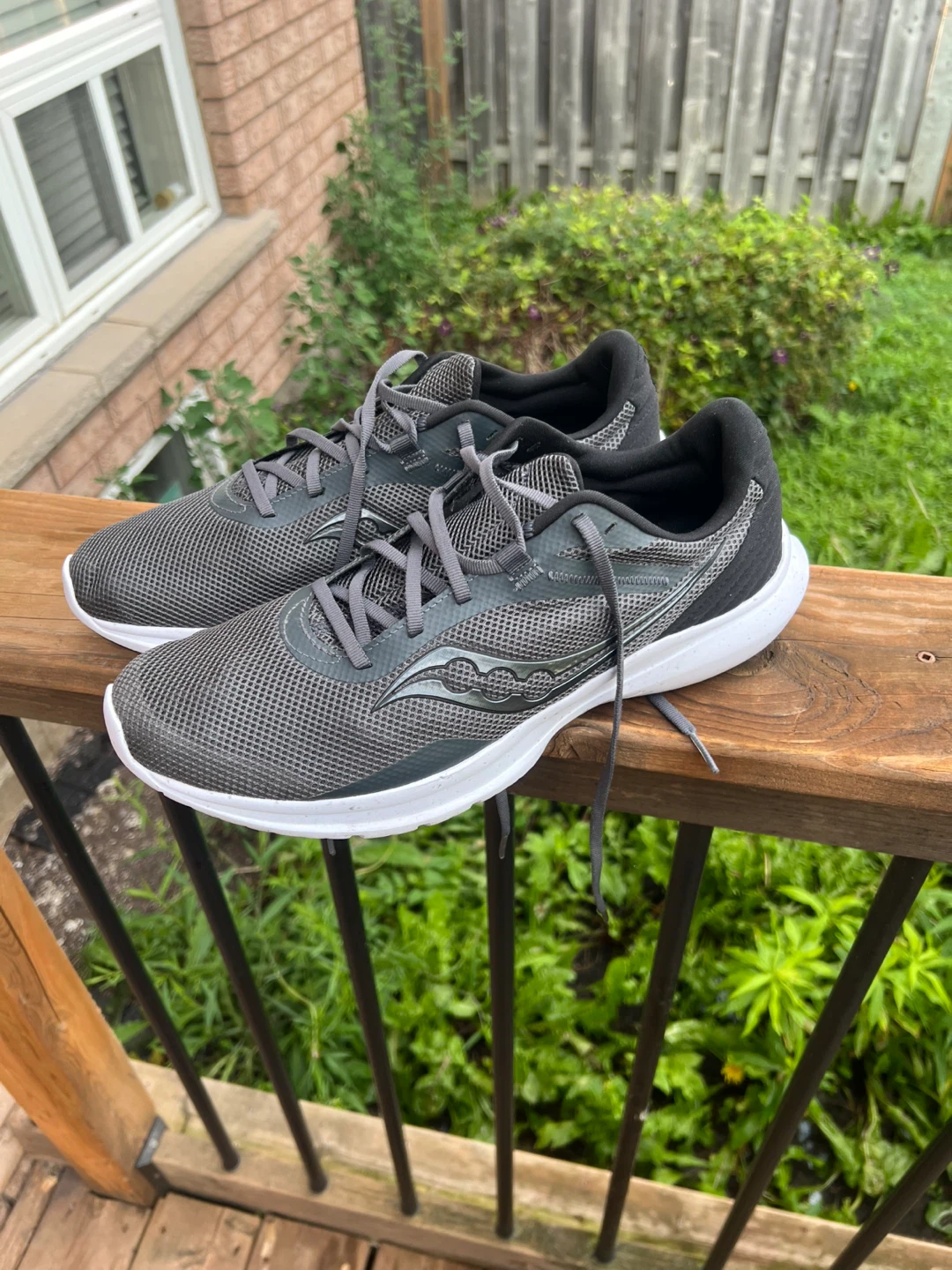 Like new Saucony Men's Running Shoes size 11