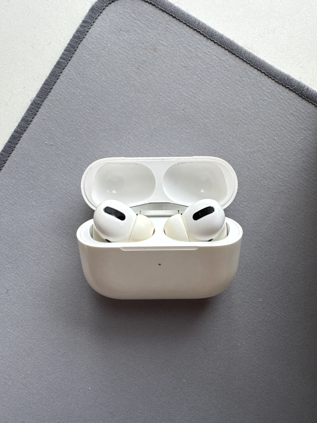 Apple AirPods Pro (1st Gen) Wireless Earbuds