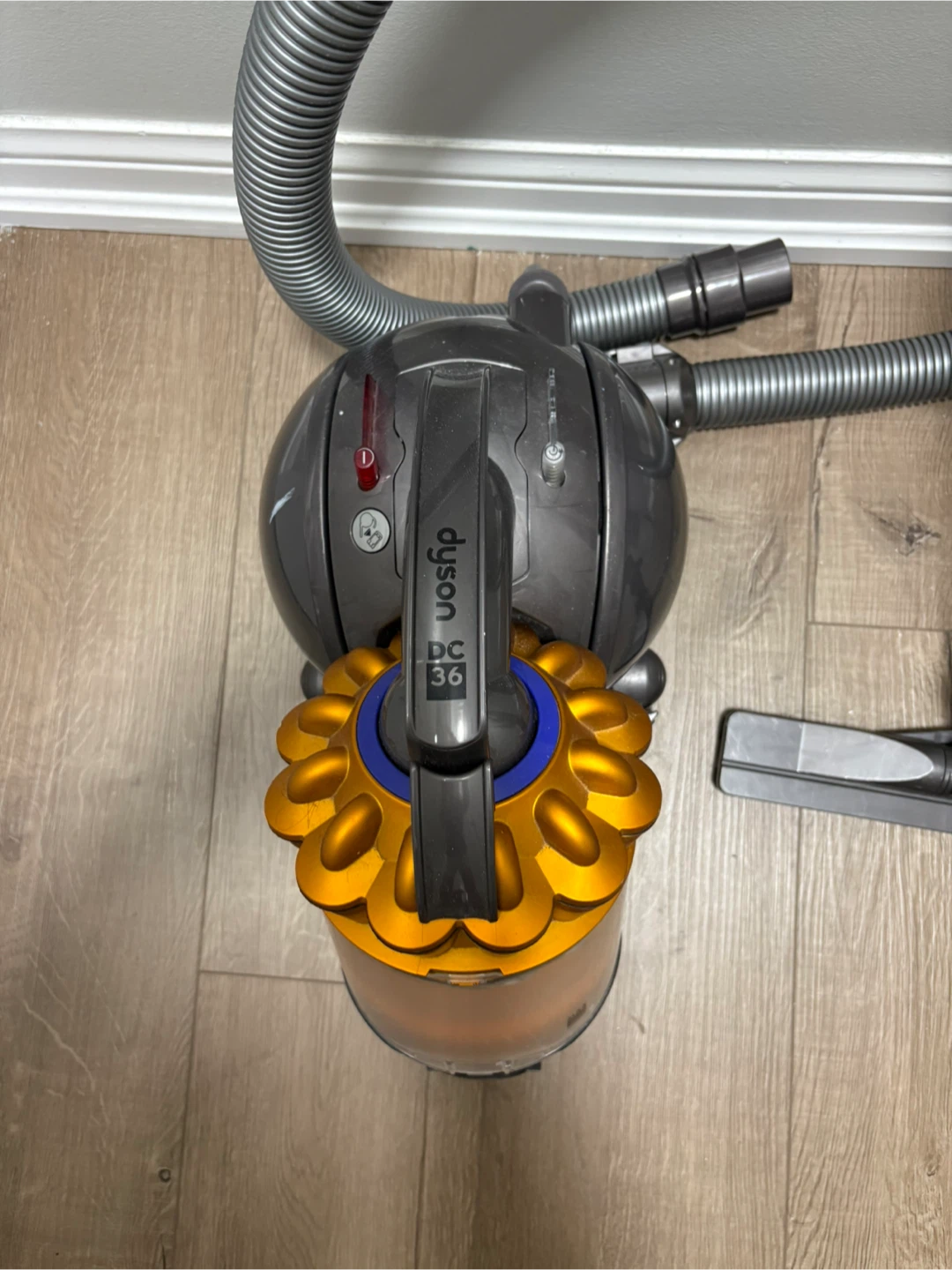 Dyson DC36 Vacuum Cleaner - photo 2