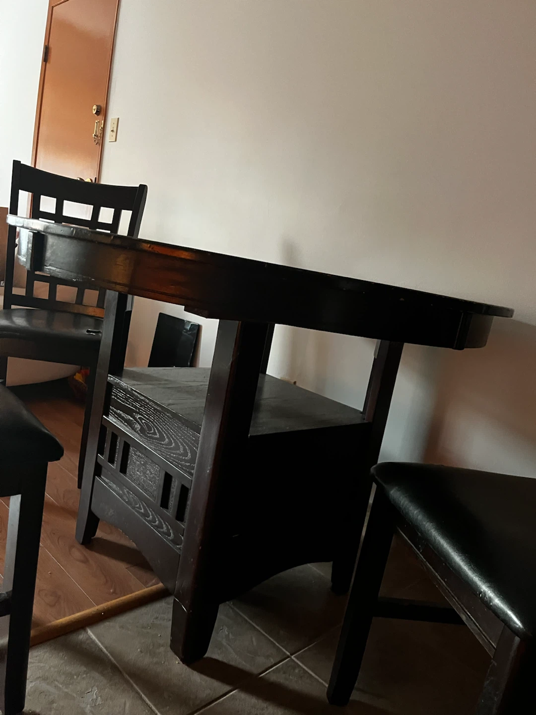 Free table and 4 chairs - photo 2