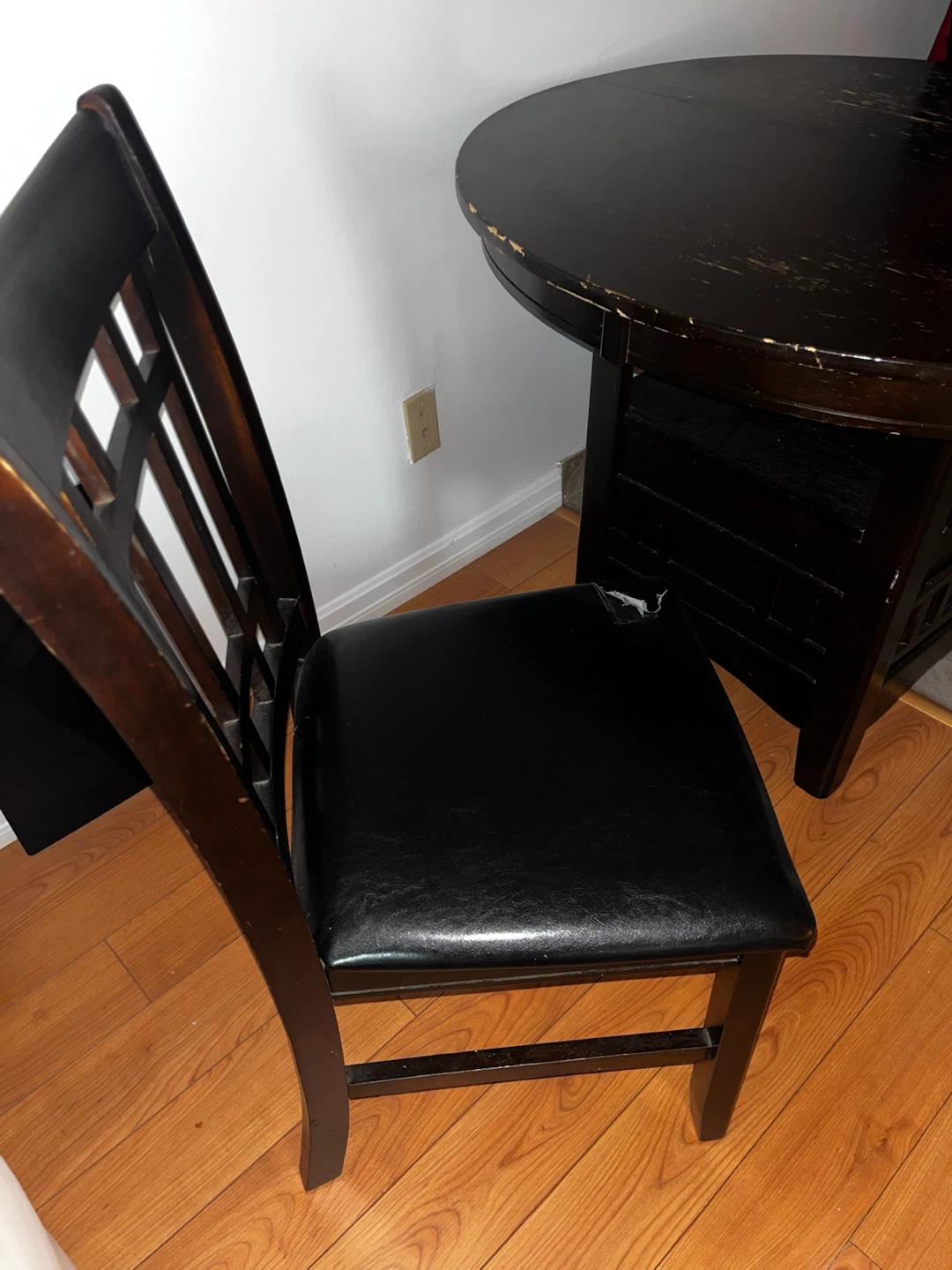 Free table and 4 chairs - photo 4