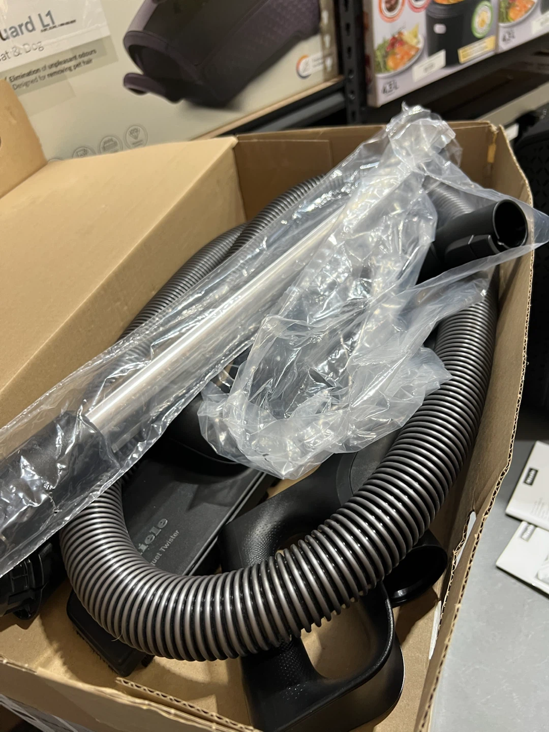 Miele Guard L1 Cat & Dog Plus Canister Vacuum - photo 2