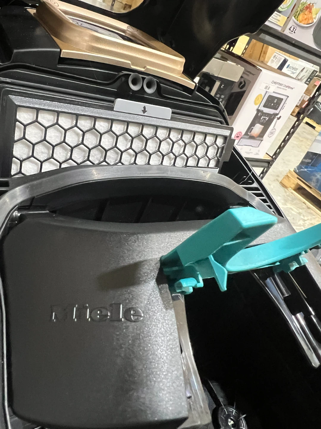 Miele Guard L1 Cat & Dog Plus Canister Vacuum - photo 5