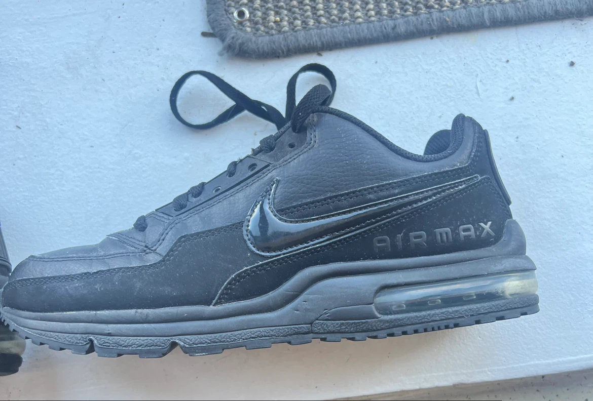 Nike Air Max Sneakers 9M - photo 2