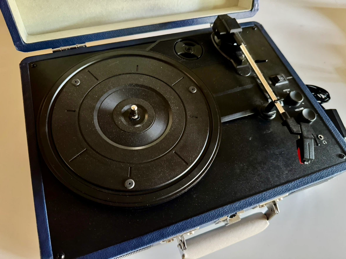 Crosley bluetooth Record Player - Like New - photo 4