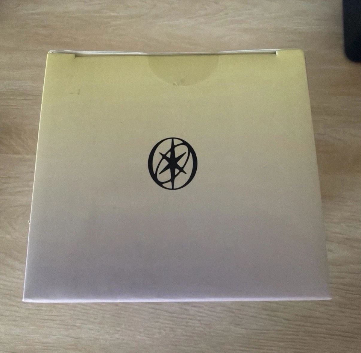 KATSEYE Official Light Stick Purple Box NEW- with wrist strap - photo 2