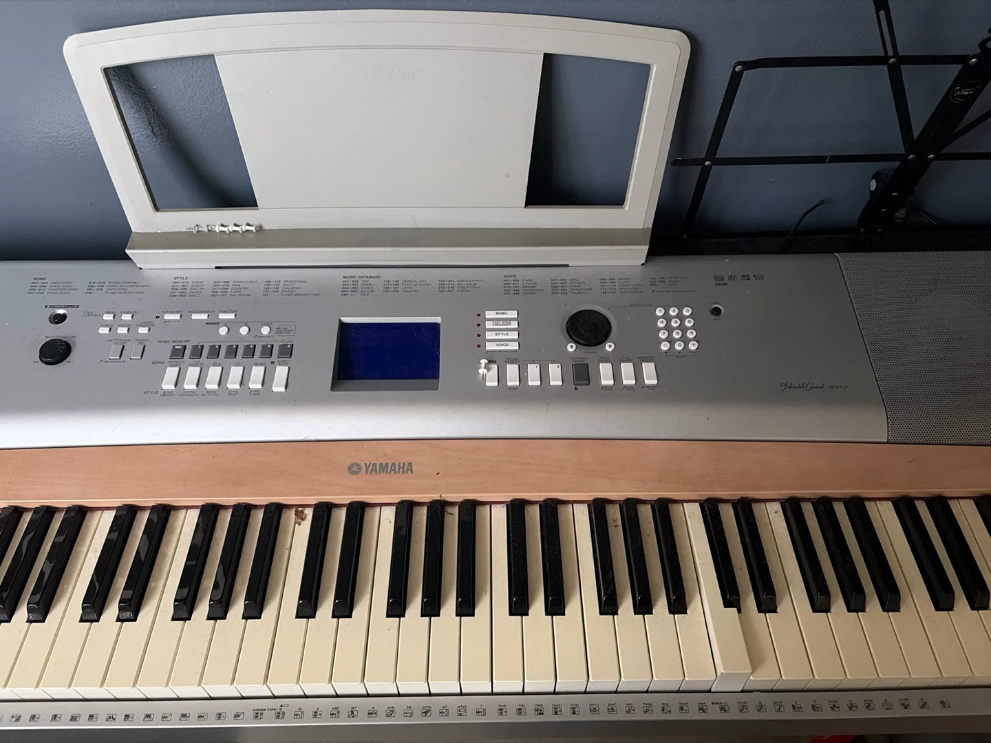 Yamaha Portable Grand DGX-305 Keyboard