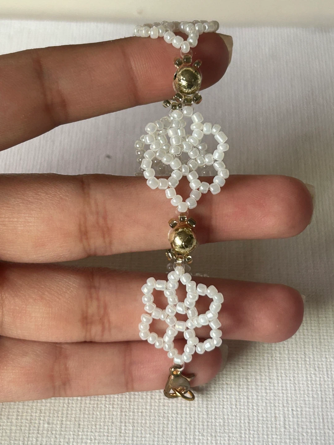 Gold-tone and white beaded bracelet - photo 3