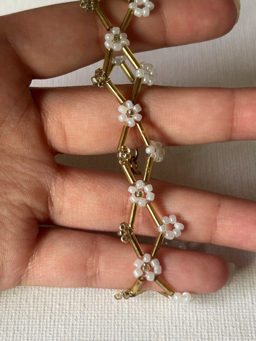 Gold-tone and white beaded bracelet - photo 4