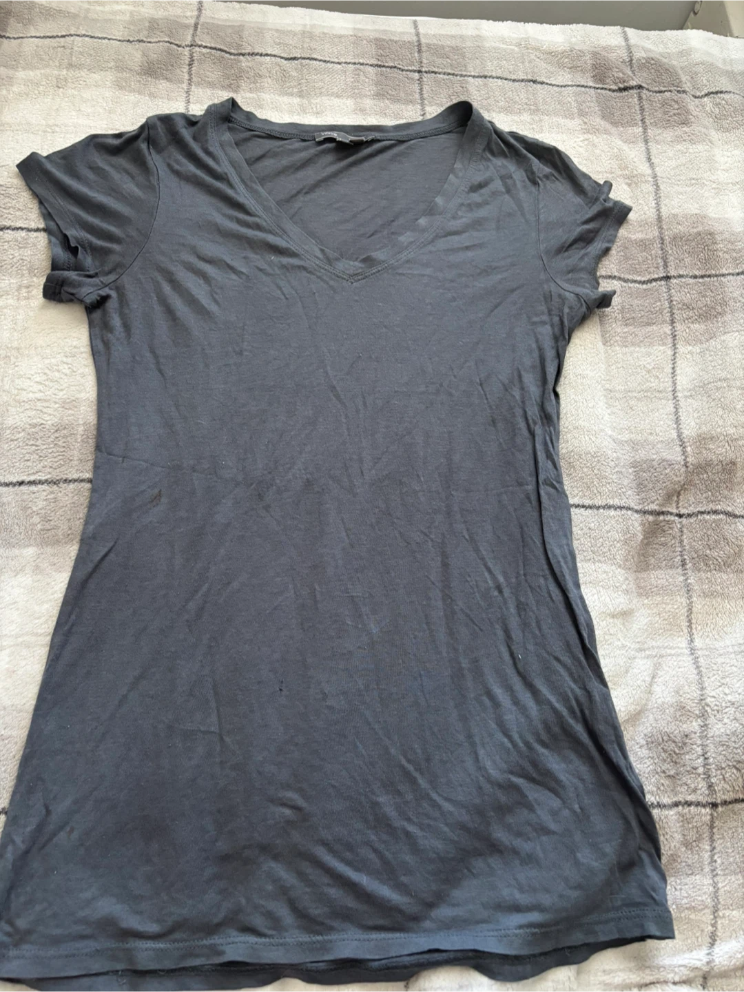 Dark grey shirt with cut off sleeves and v-cut neckline - photo 4