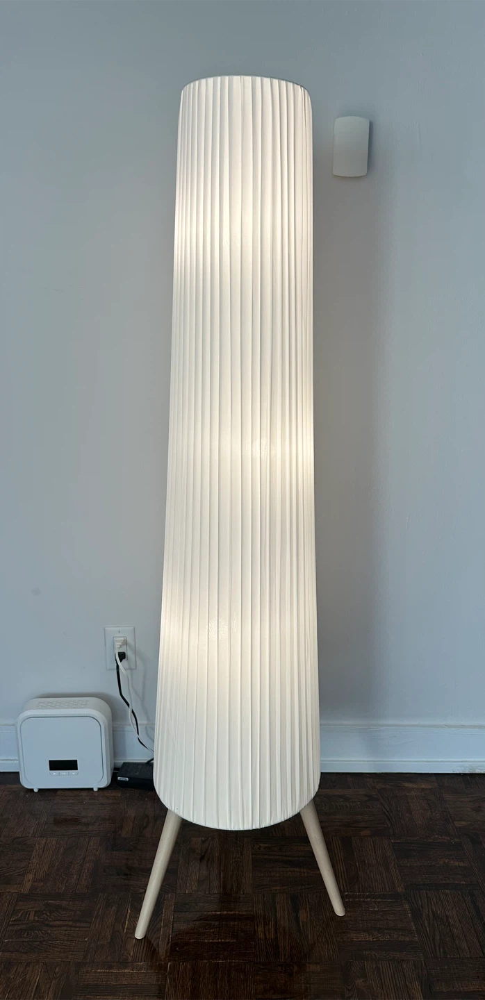 White Pleated Floor Lamp with Wooden Legs - photo 2