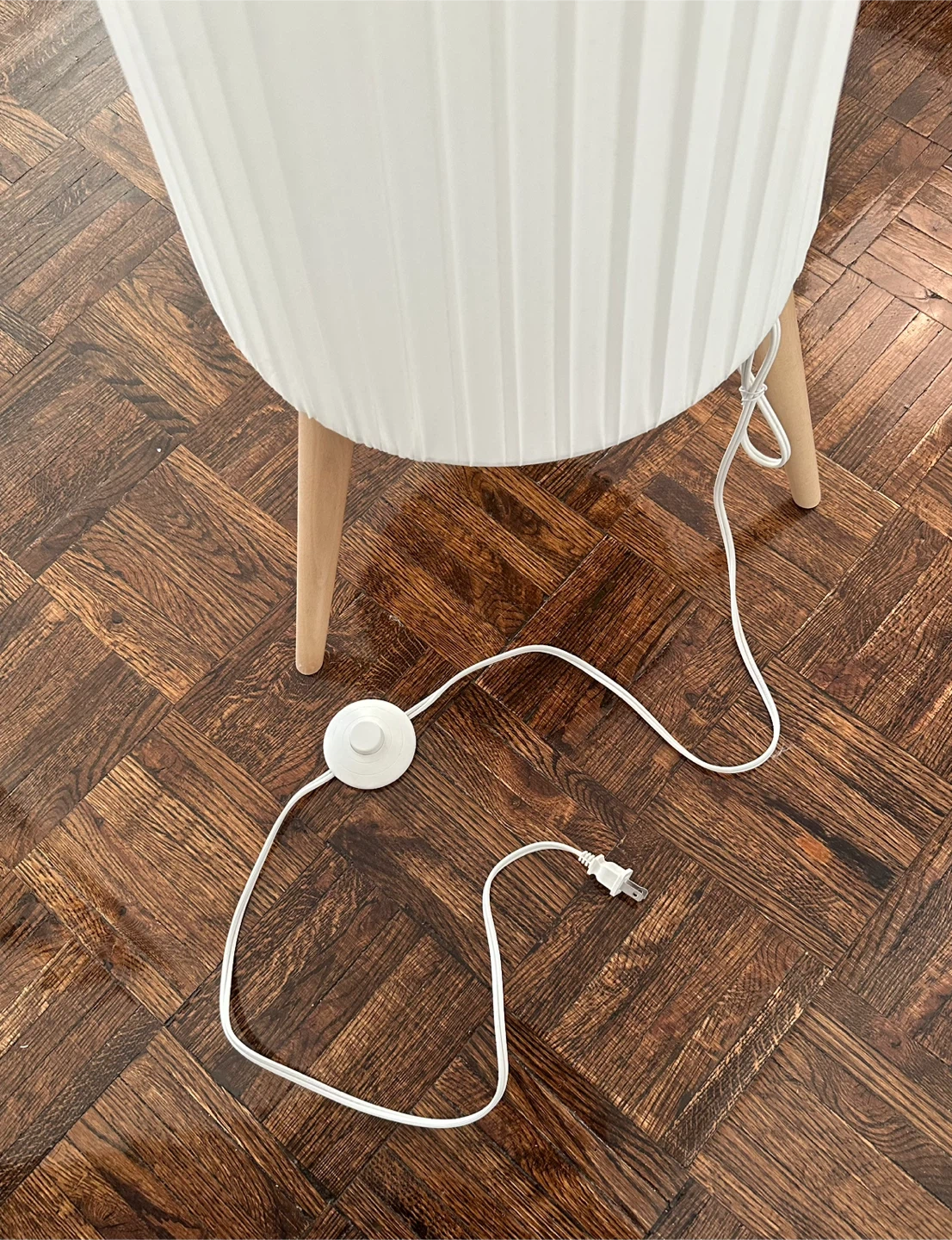 White Pleated Floor Lamp with Wooden Legs - photo 4