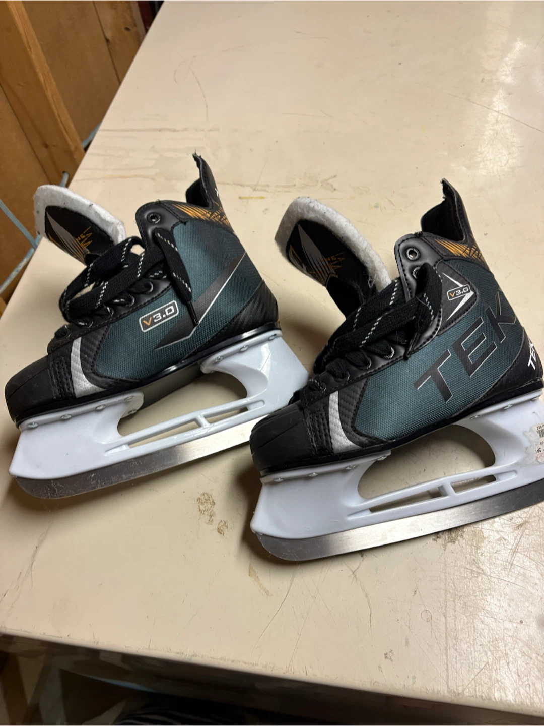 Boys hockey skates