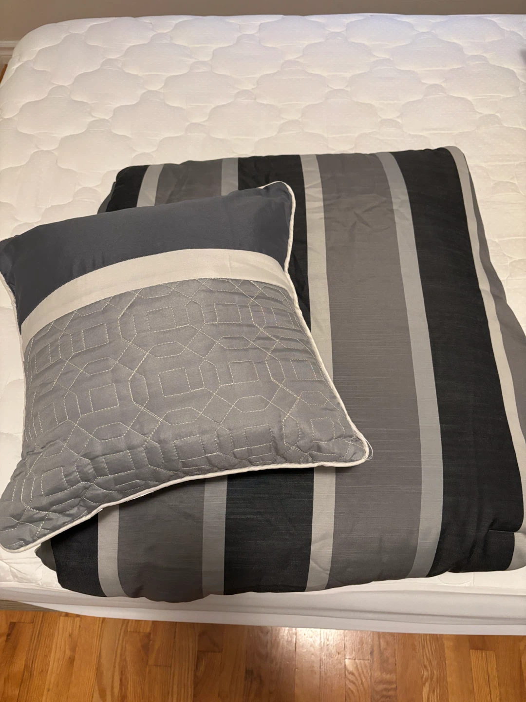 4 piece Queen comforter set