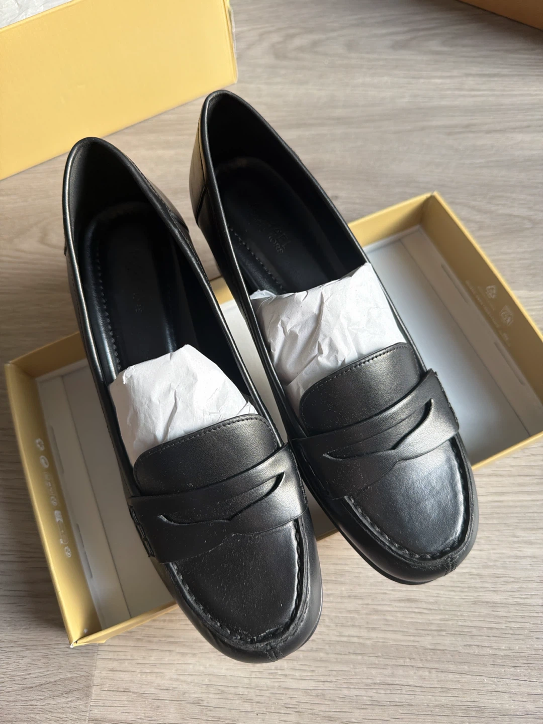 Michael Kors black leather heeled loafers size 7M - photo 4