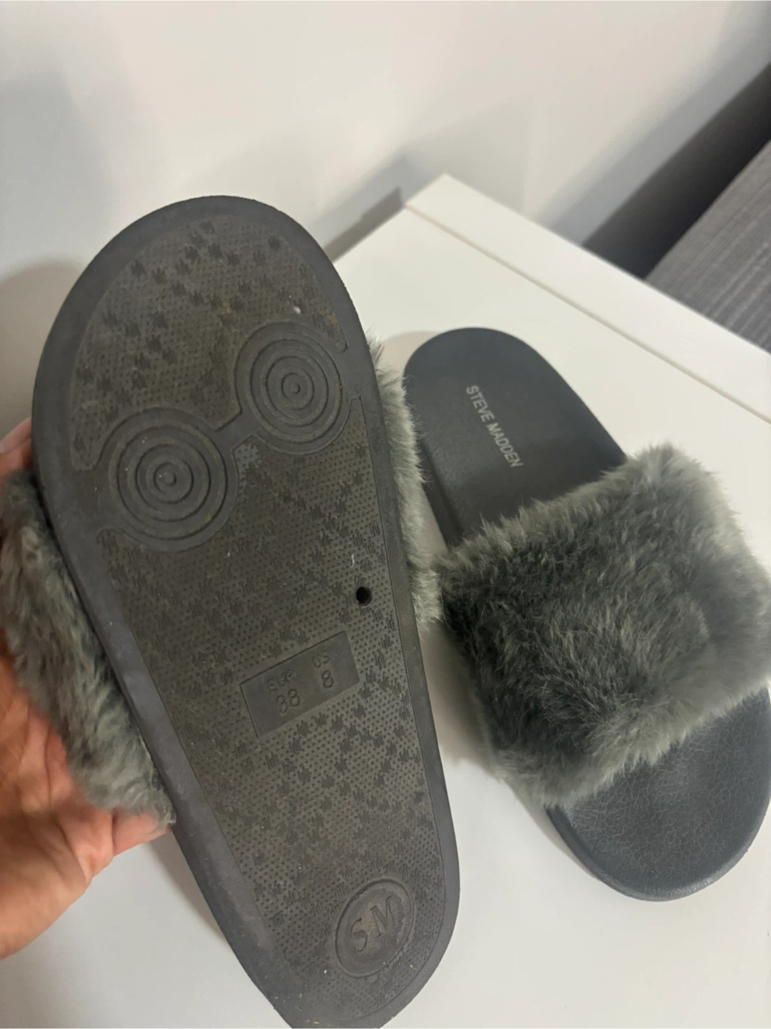 Steve Madden Grey Furry Slides Size 8 - photo 2