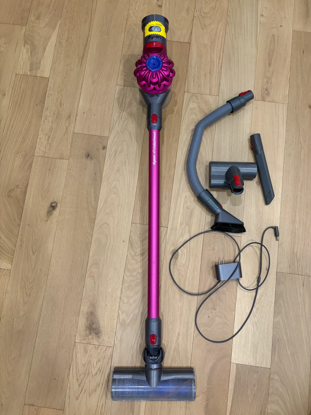 Dyson V7 Motorhead Vacuum Cleaner - Pink