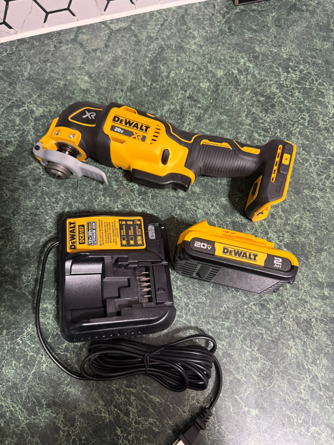 DEWALT 20V XR Oscillating Tool Kit - photo 2