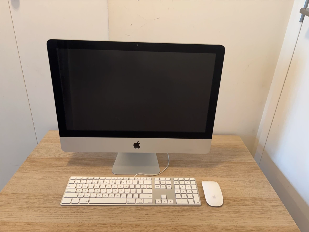 iMac 21.5-inch, Mid 2010 w/ Keyboard & Mouse