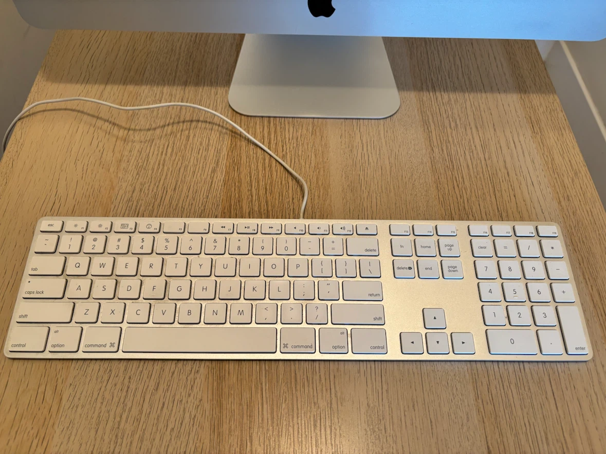 iMac 21.5-inch, Mid 2010 w/ Keyboard & Mouse - photo 4