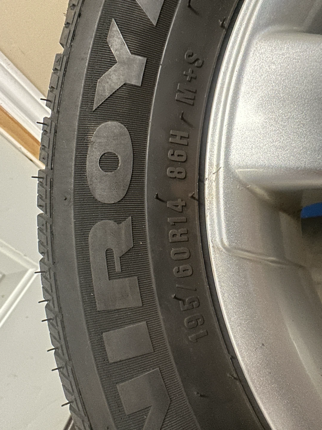 Mangels Alloy Wheels with Uniroyal 195/60R14 - photo 4