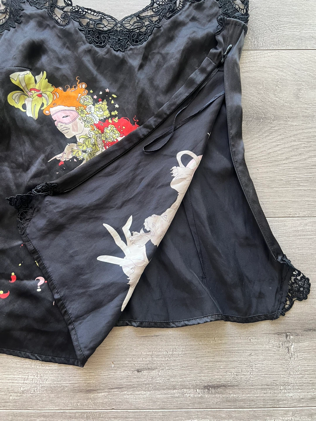 MNG Black sill cami with lace trim and graphic print - photo 5