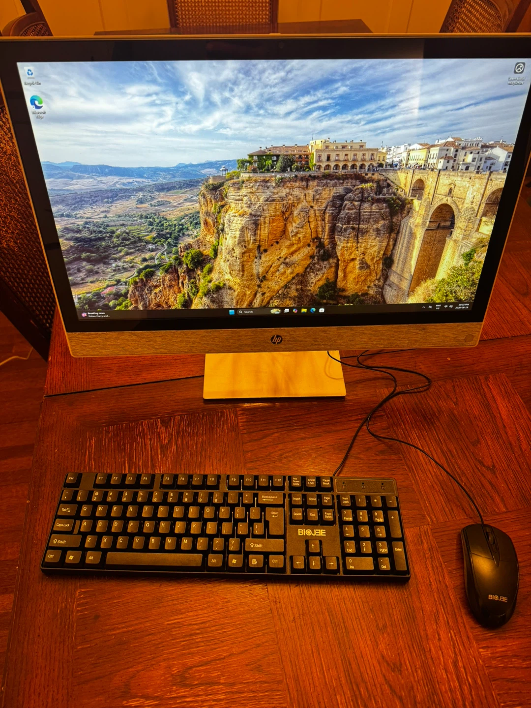 HP Pavilion All-in-One 24-r019 Desktop Computer