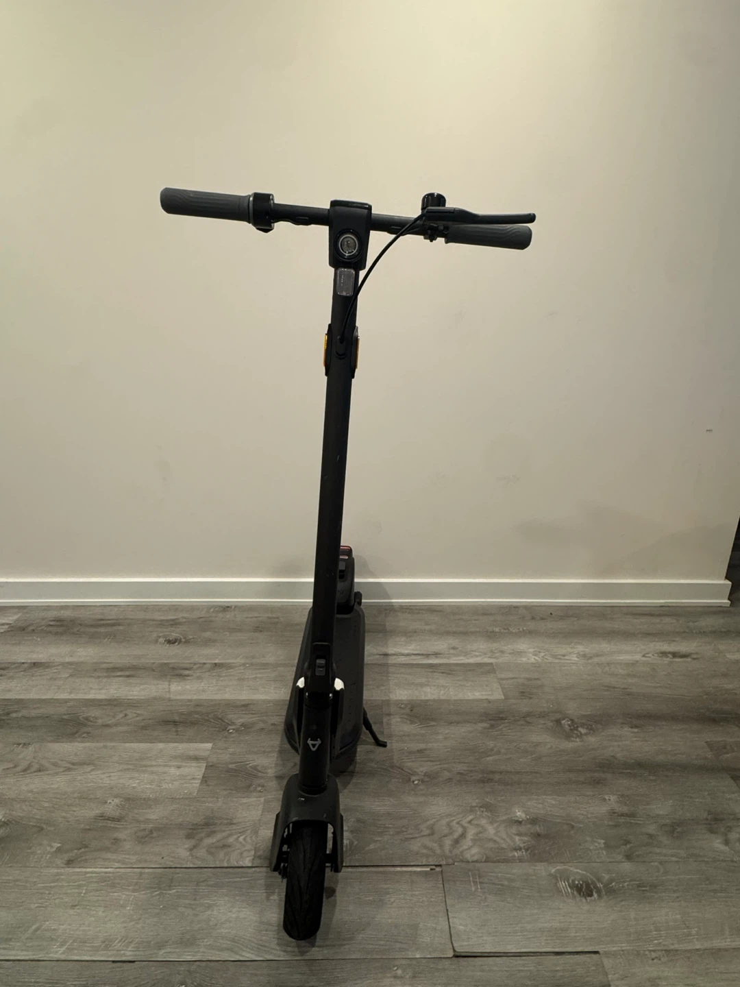 NIU KQi1 Pro Electric Scooter – White – Great Condition - photo 2