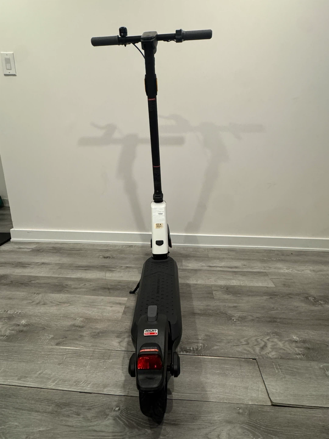 NIU KQi1 Pro Electric Scooter – White – Great Condition - photo 4